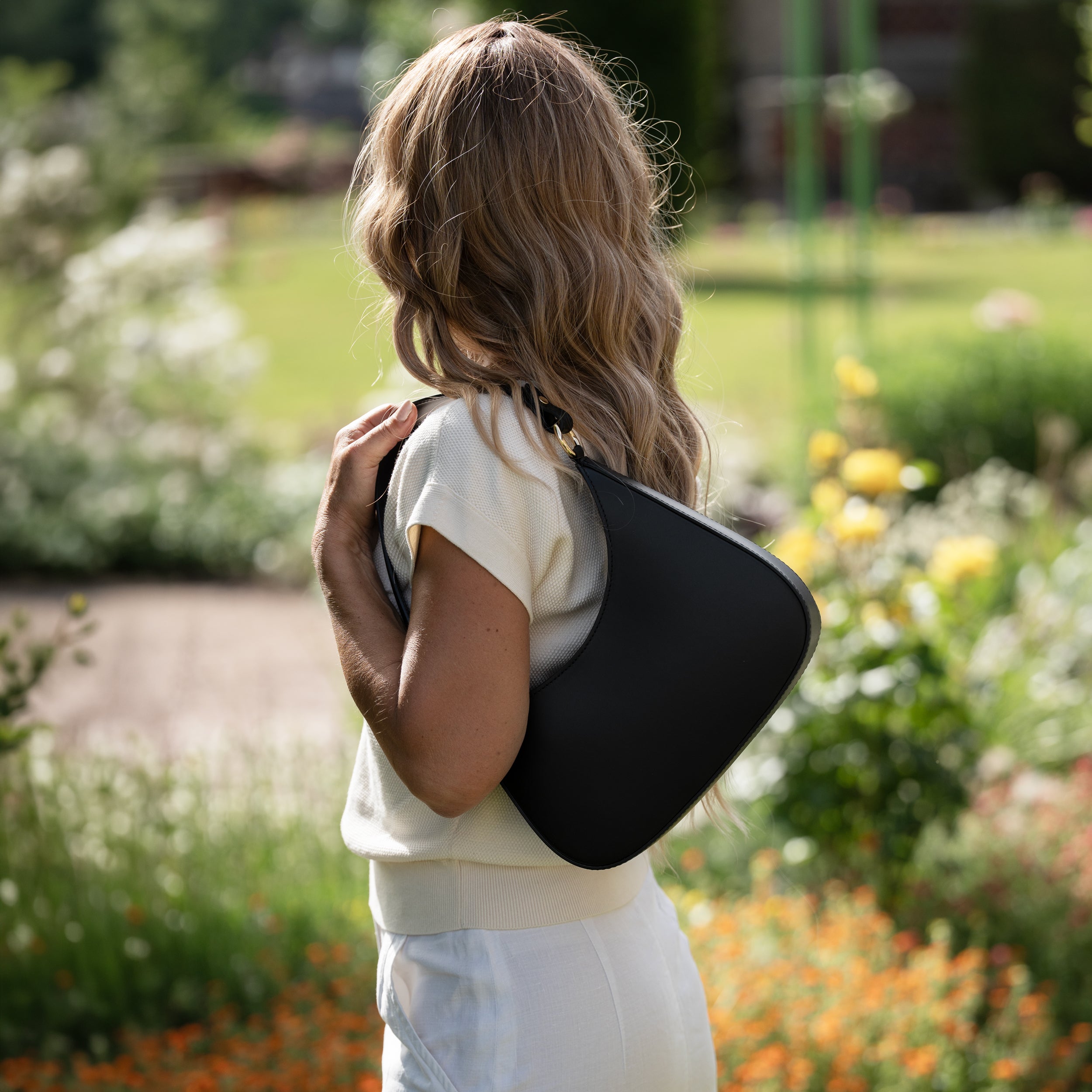 Sac hobo asymétrique en cuir lisse noir - Camélia