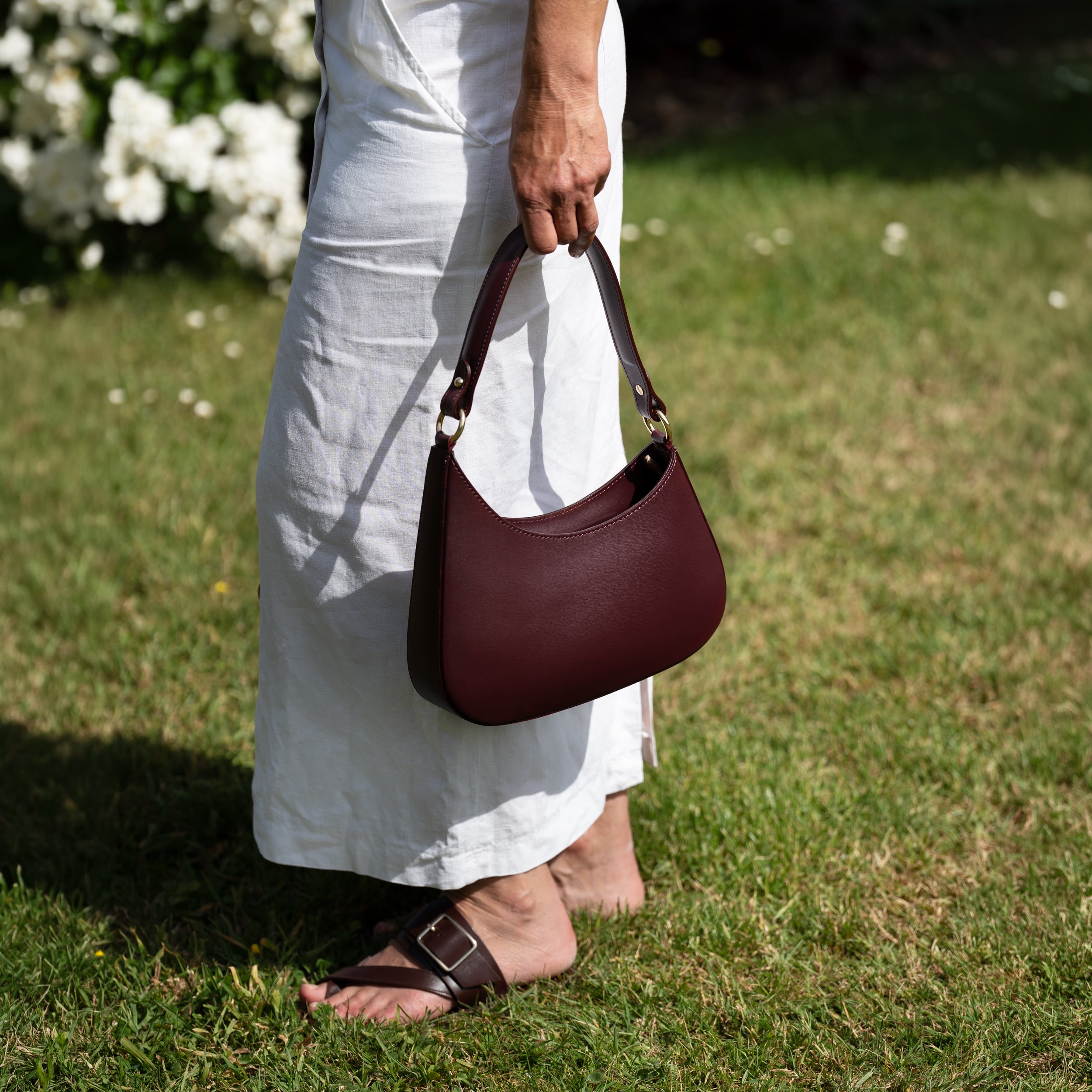 Sac hobo asymétrique en cuir lisse bordeaux - Camélia