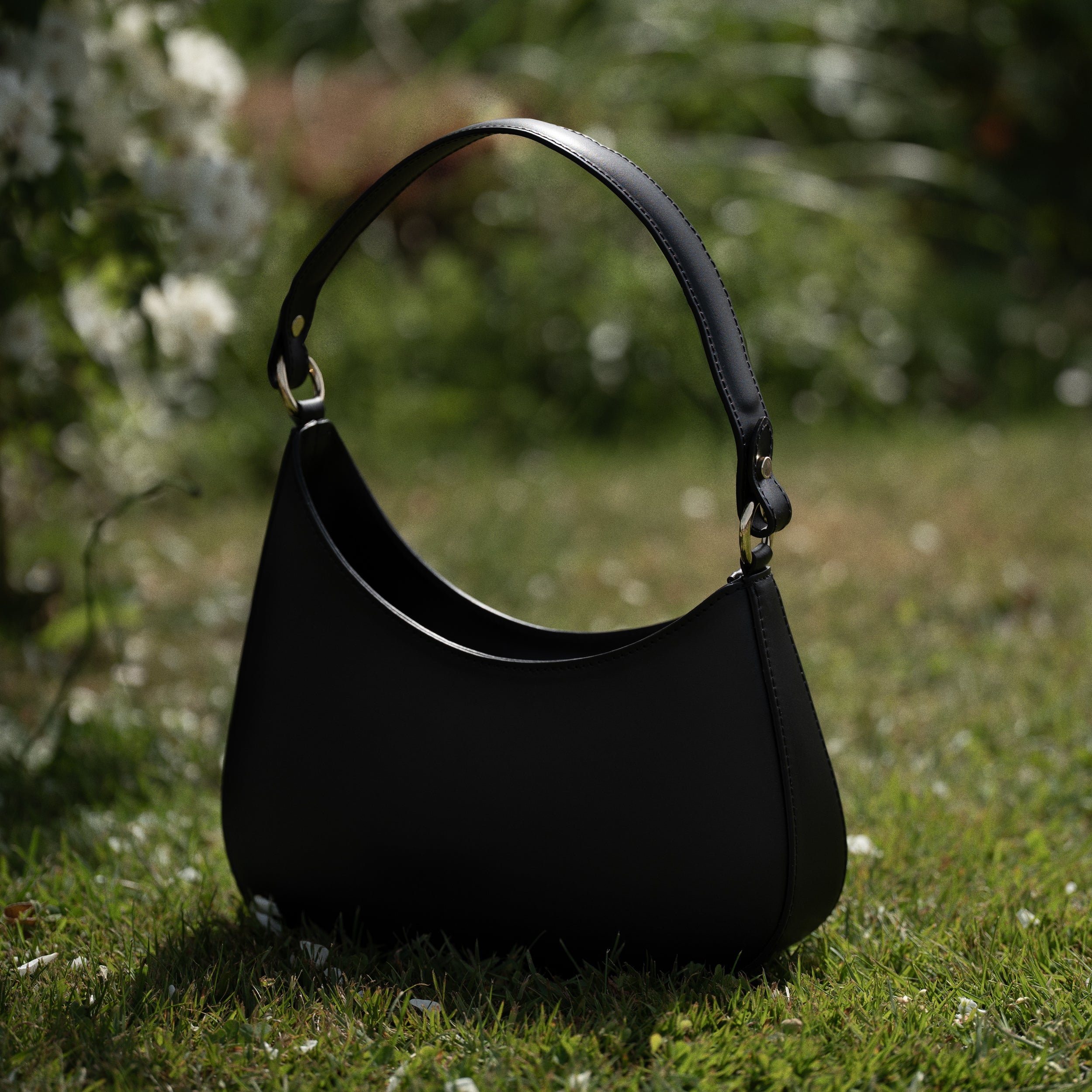 Sac hobo asymétrique en cuir lisse noir - Camélia