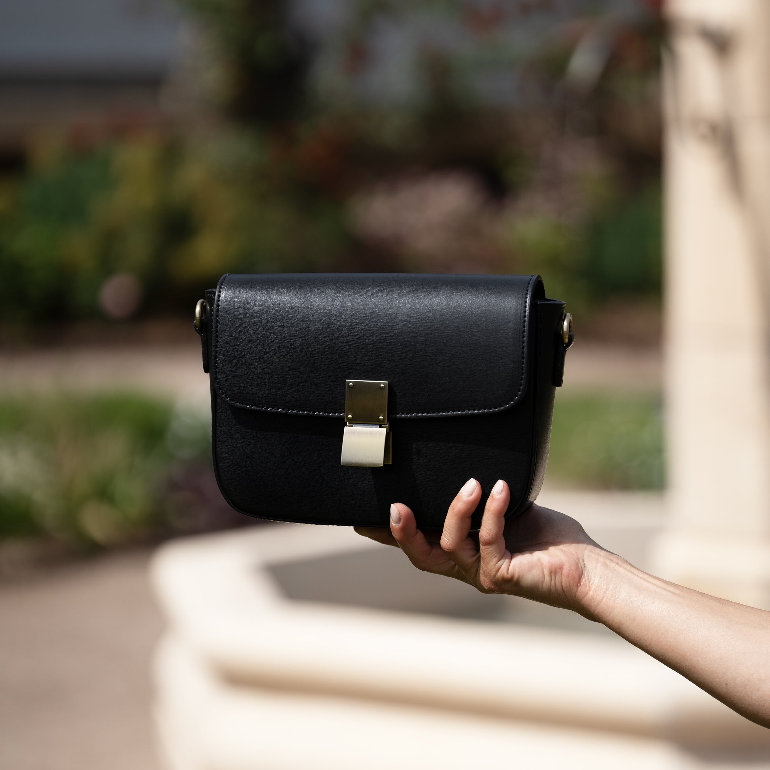 Sac bandoulière en cuir lisse noir - Garance