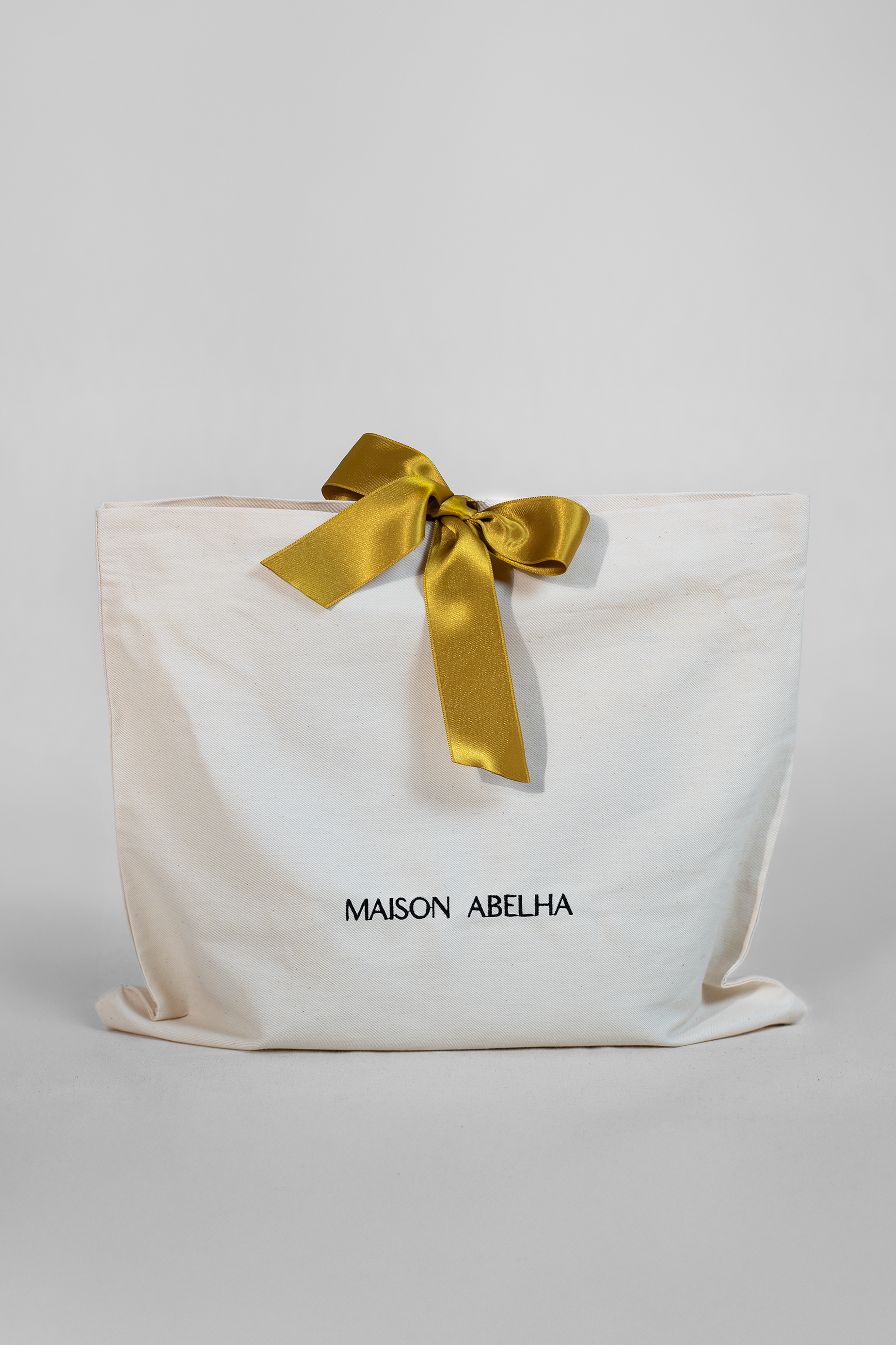 Dustbag en coton brodé de notre logo Maison Abelha, idéal pour offrir mais également pour protéger vos sacs à main en cuir.