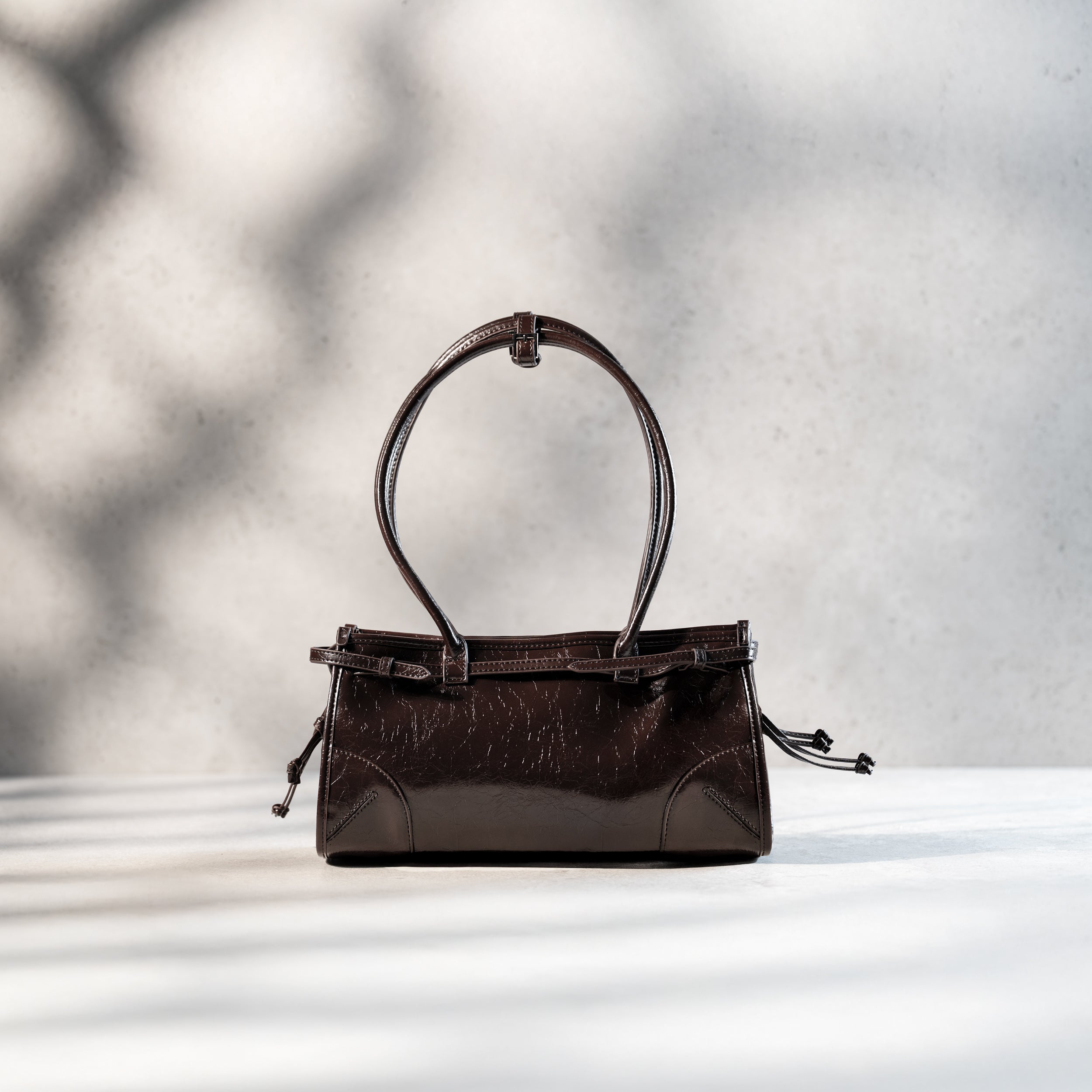 arrière sac à main forme baguette femme en cuir verni marron vintage