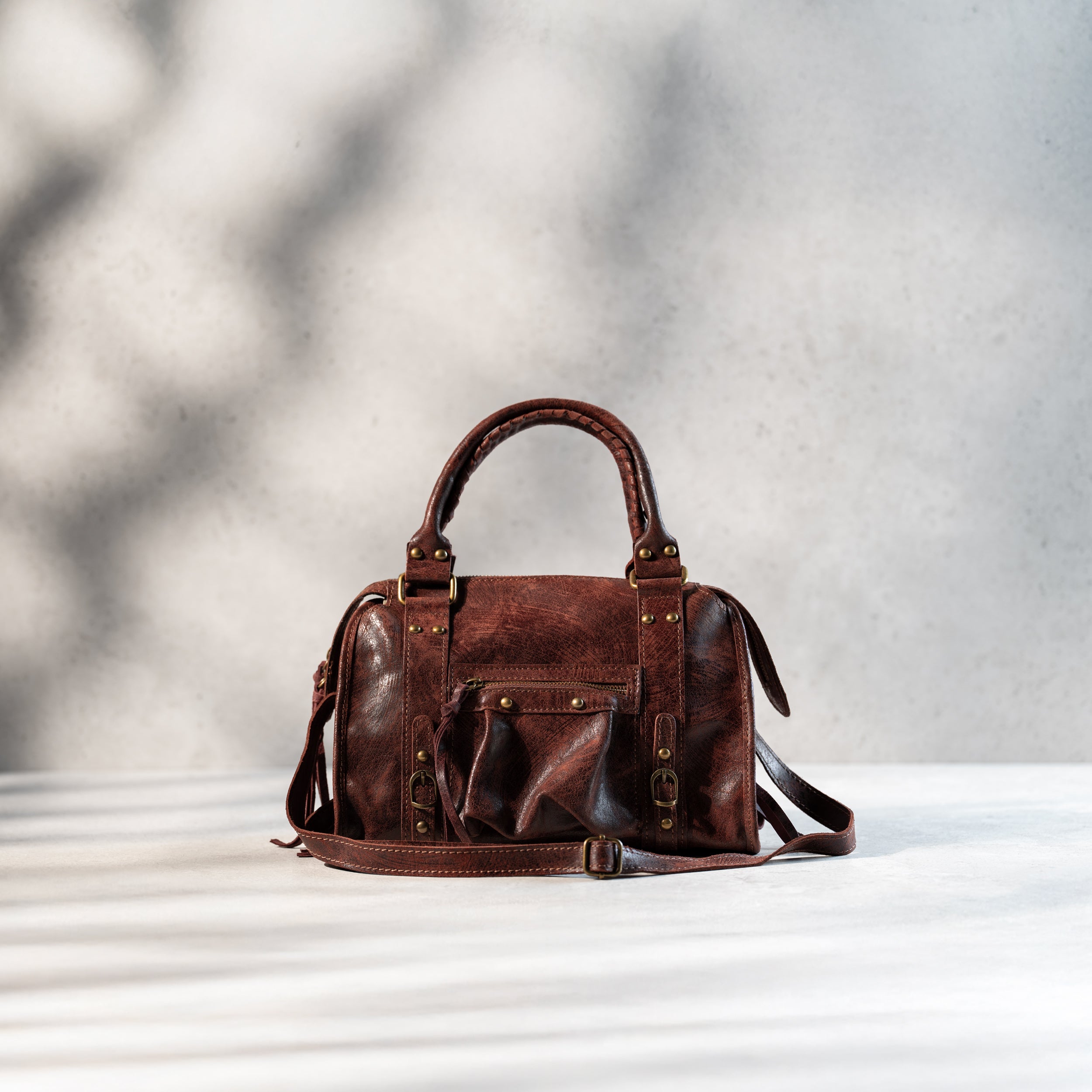 sac à main femme forme bowling vintage avec bandoulière en cuir vieilli acajou