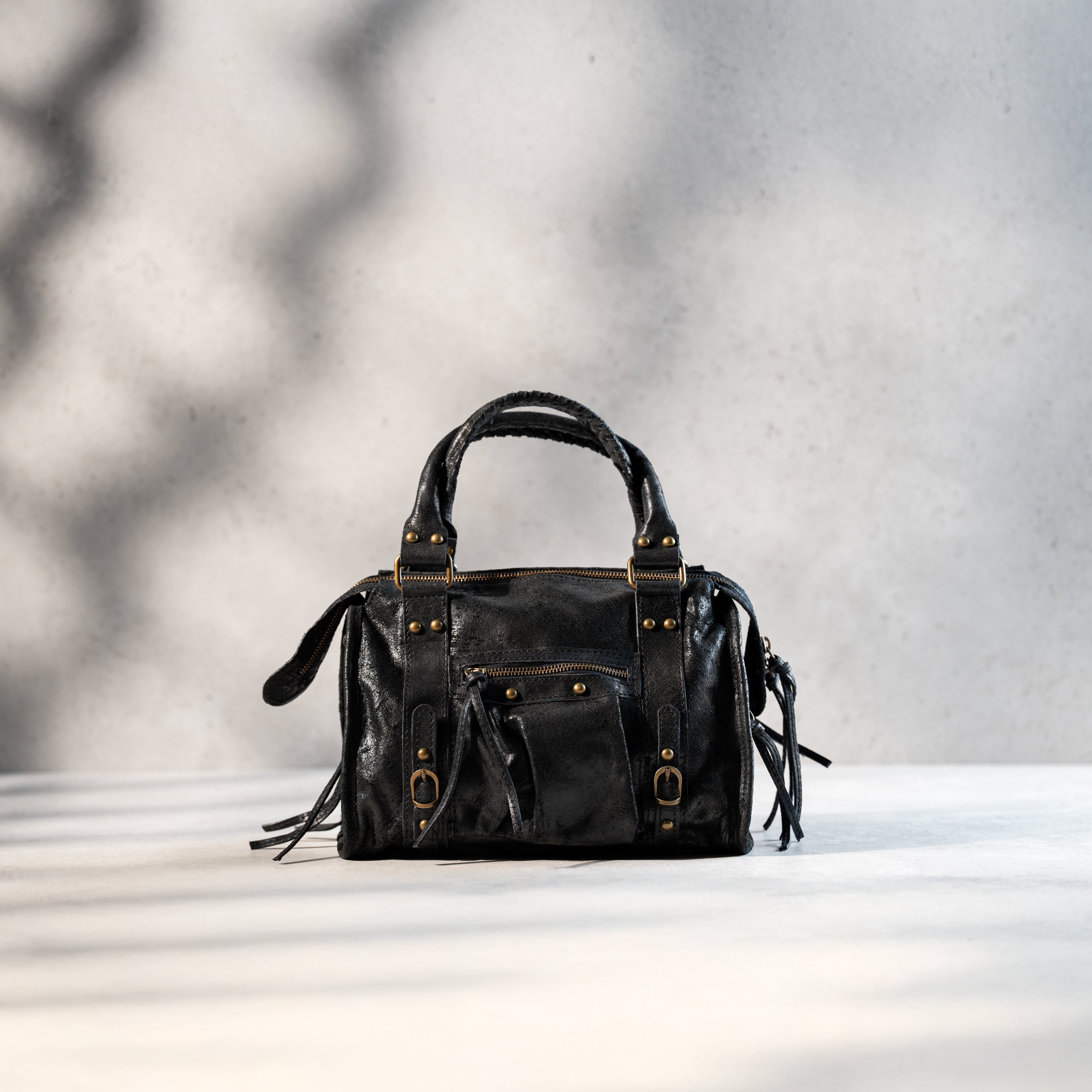 sac à main femme forme bowling vintage en cuir vieilli noir dans un cuir de veau souple