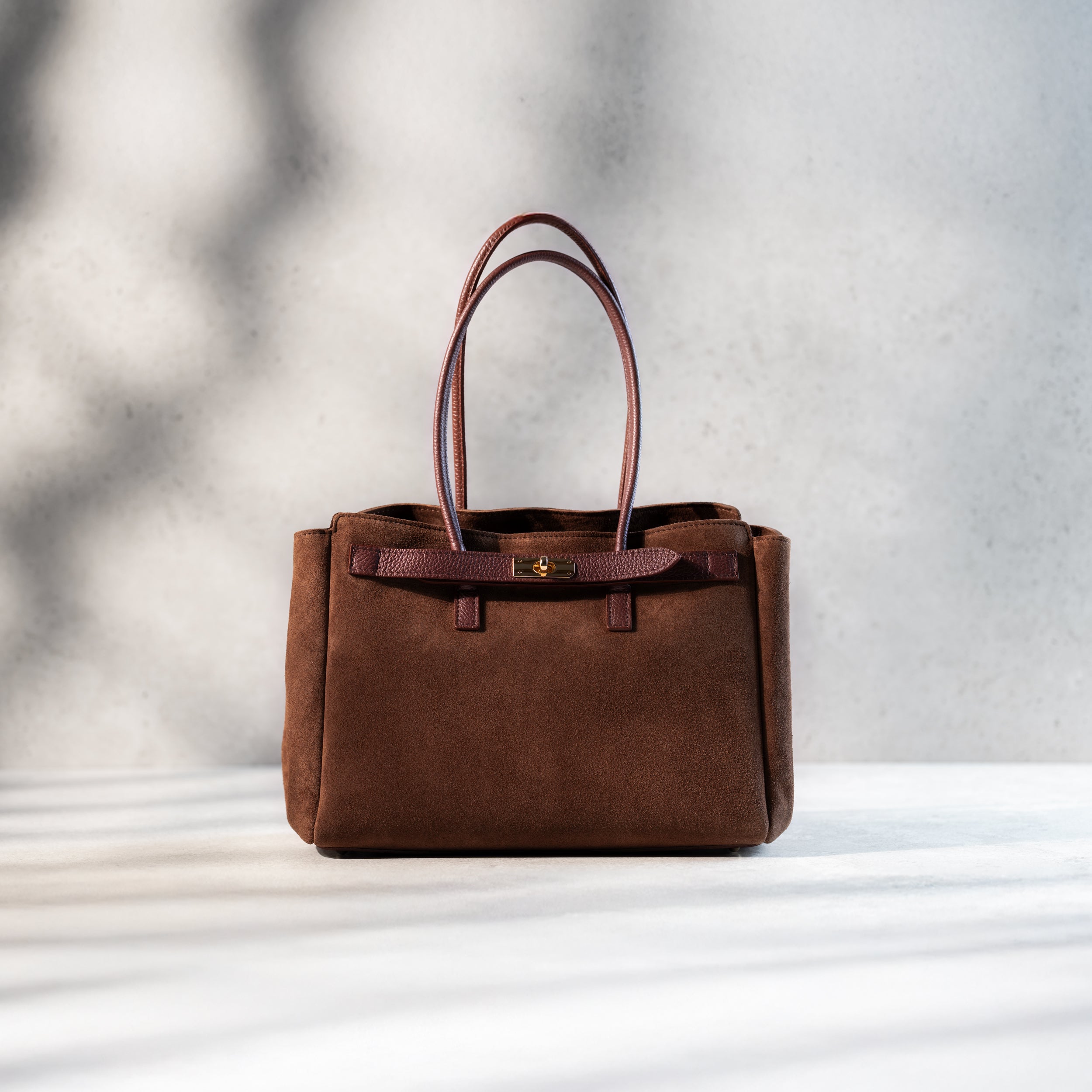 sac cabas femme en cuir suédé ou daim camel en forme rectangulaire avec fermoir tourniquet fermé