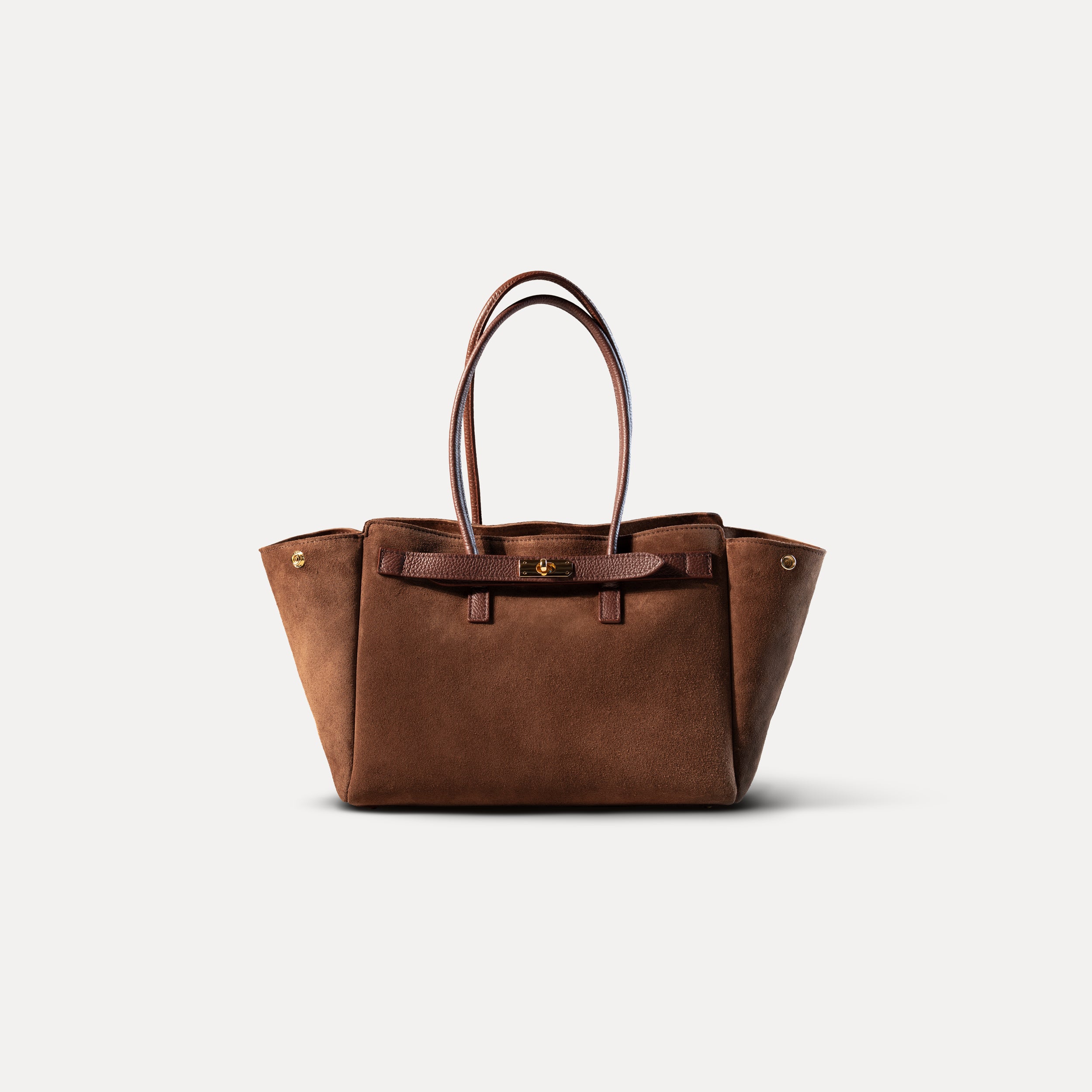 sac cabas femme en cuir suédé ou daim camel en forme trapèze avec fermoir tourniquet sur fond blanc