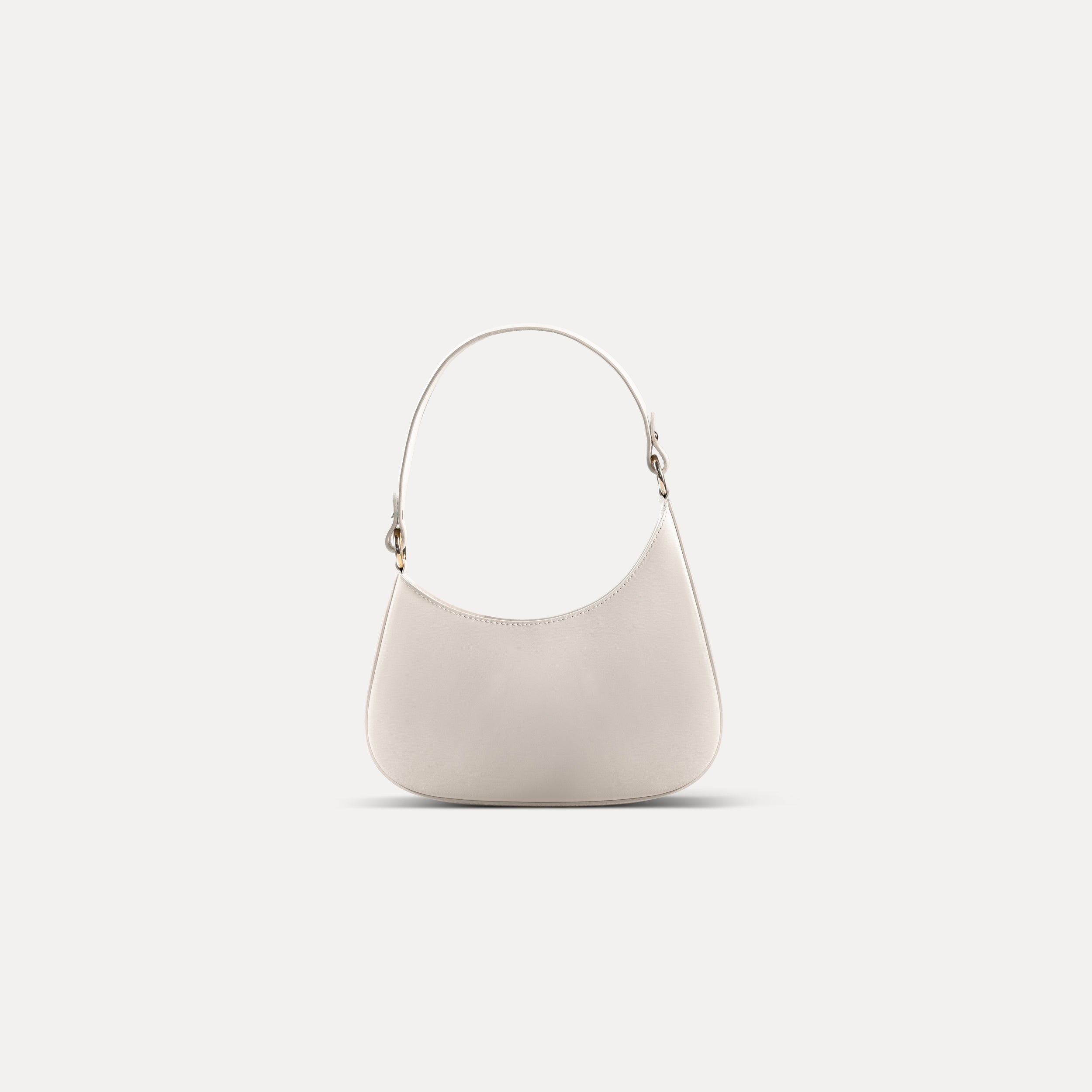 sac à main forme hobo demi lune asymétrique pour femme en cuir lisse beige avec bandoulière sur fond blanc