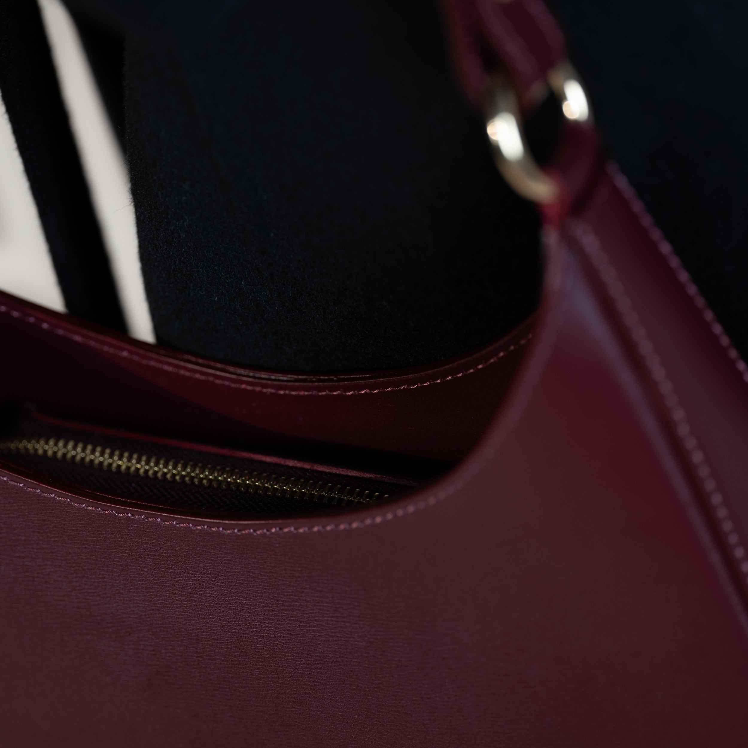 focus intérieur sac à main forme hobo demi lune asymétrique pour femme en cuir lisse bordeaux avec fermeture 