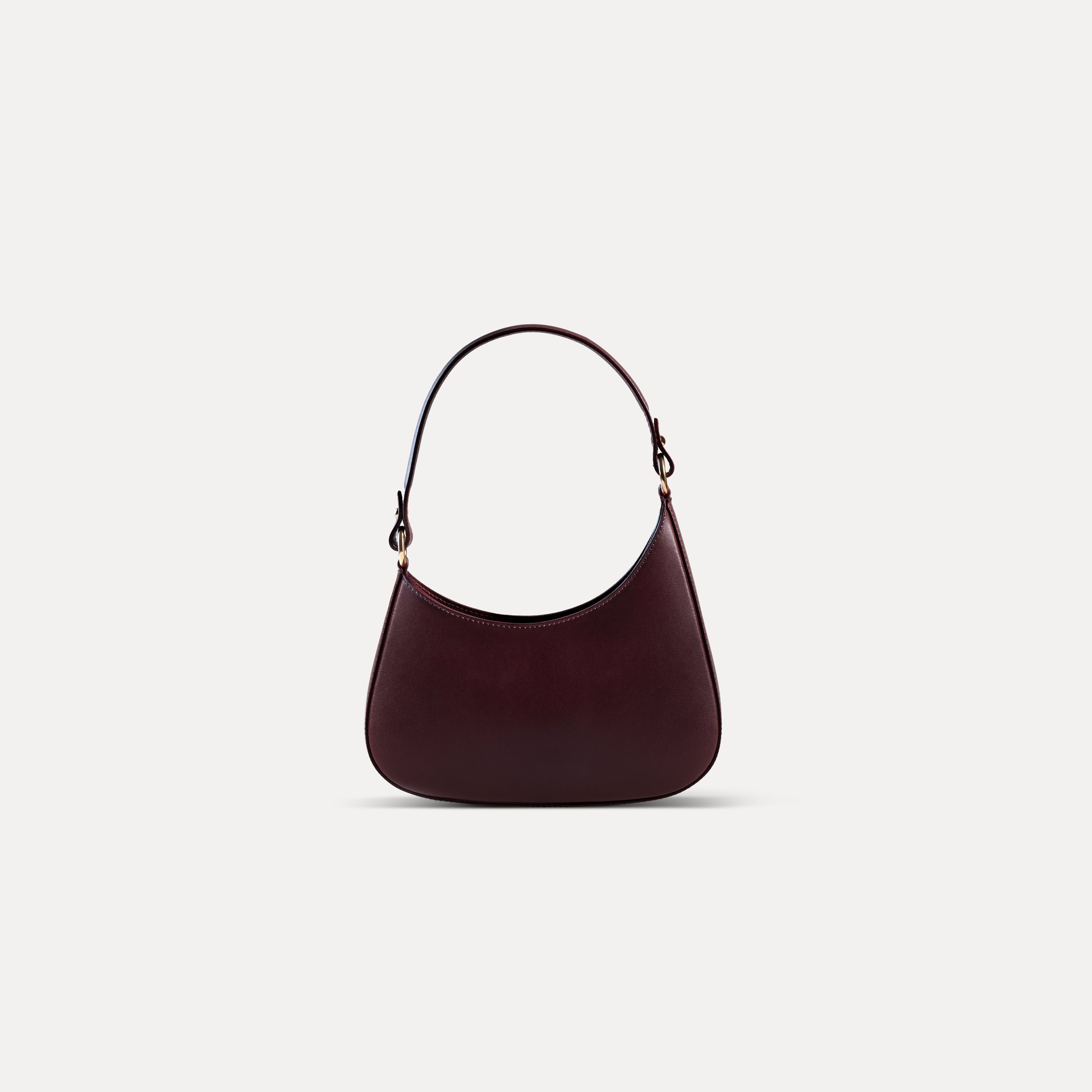 sac à main forme hobo demi lune asymétrique pour femme en cuir lisse bordeaux avec bandoulière sur fond blanc