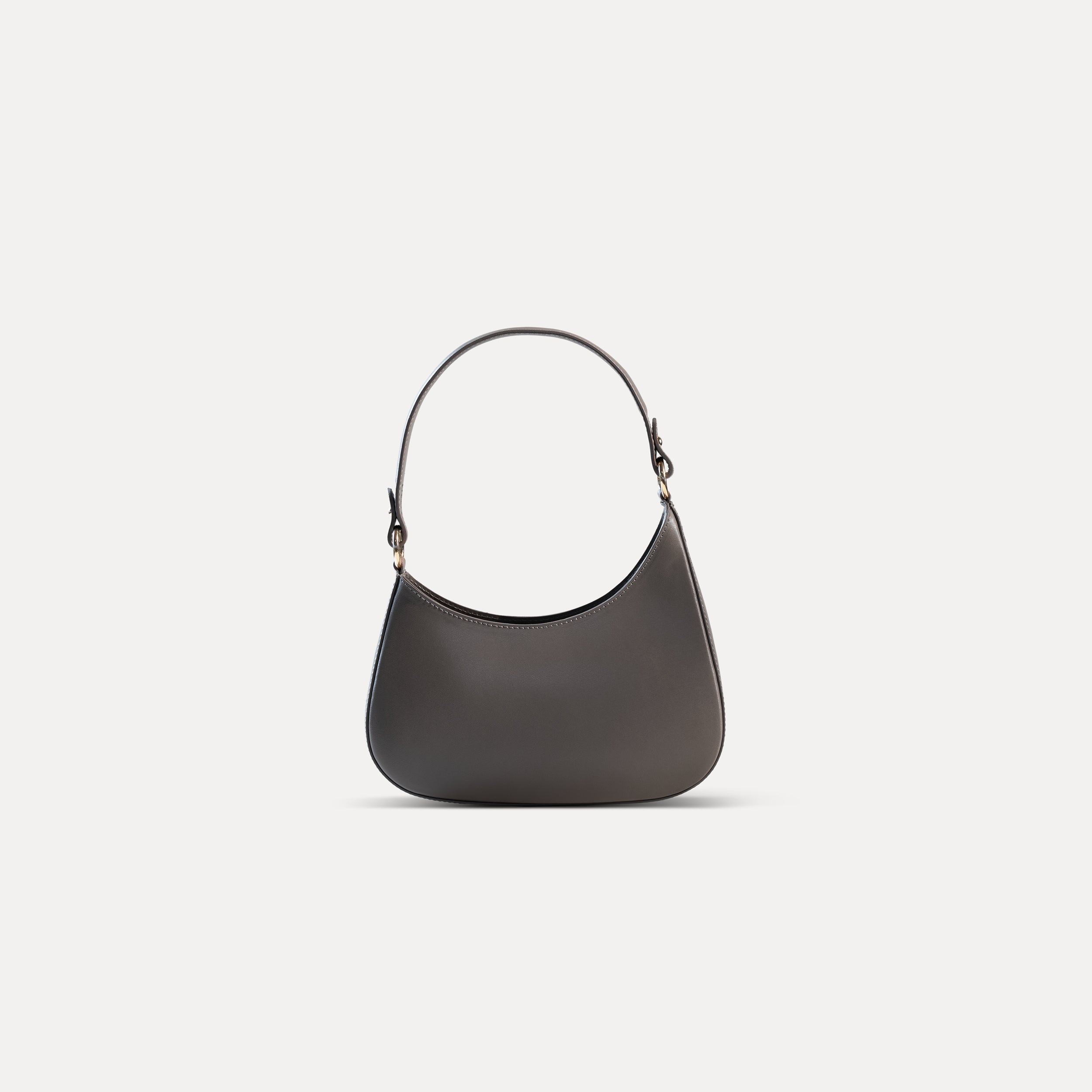 sac à main forme hobo demi lune asymétrique pour femme en cuir lisse taupe avec bandoulière sur fond blanc