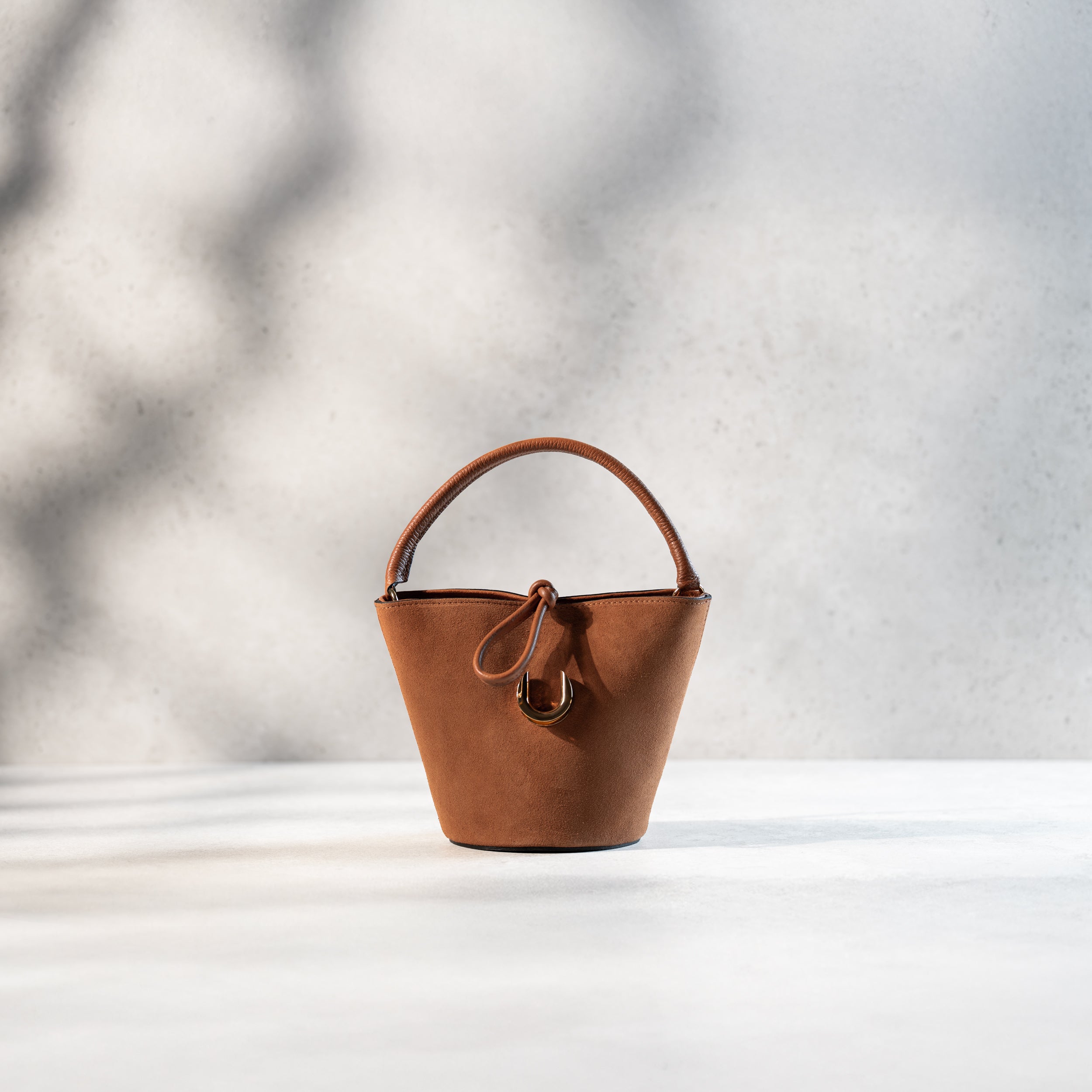 sac à main femme en cuir suédé ou daim camel en forme seau avec un fermoir doré original ouvert