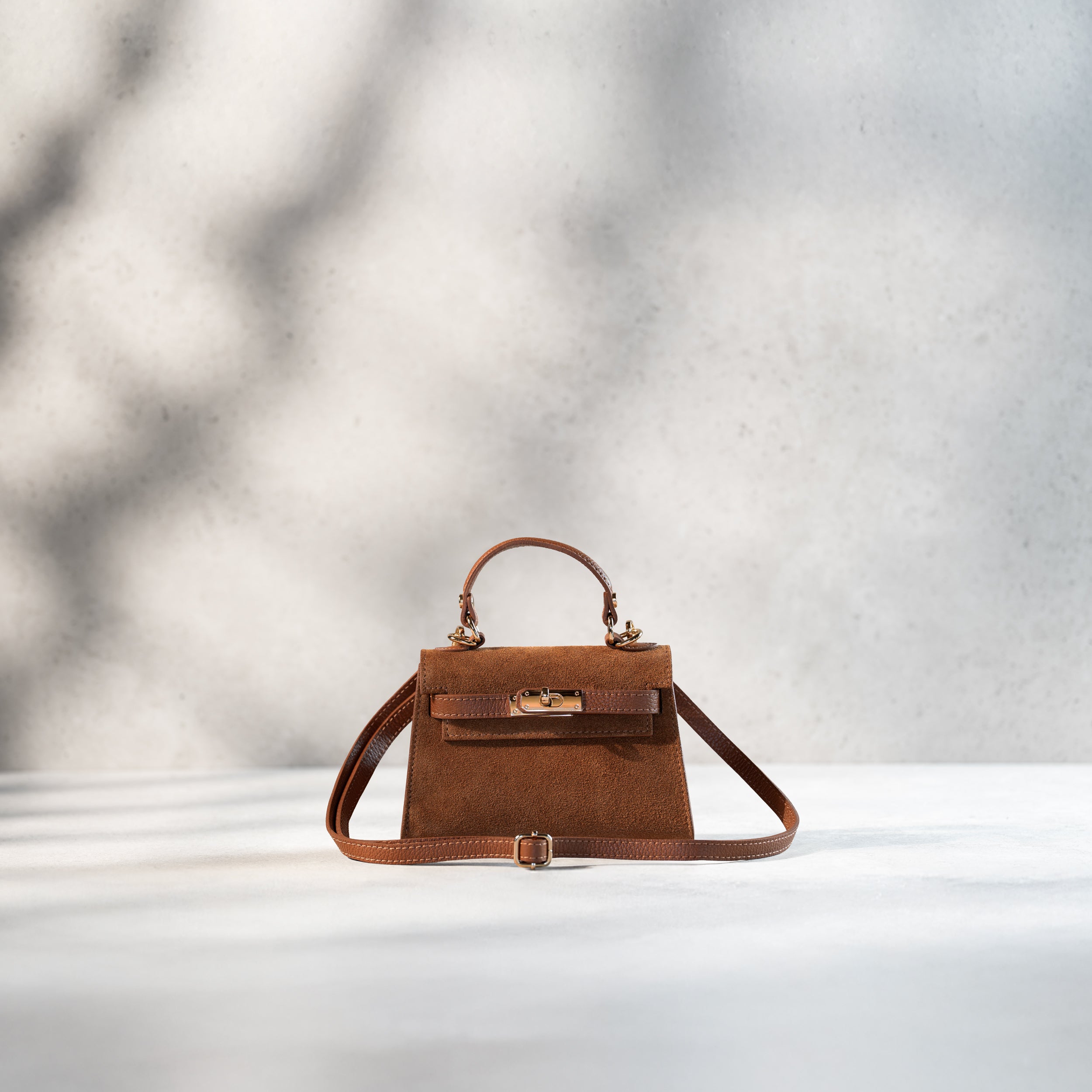 sac à main femme en daim top handle avec fermoir tourniquet et bijouterie doré dans un cuir suédé camel avec bandoulière