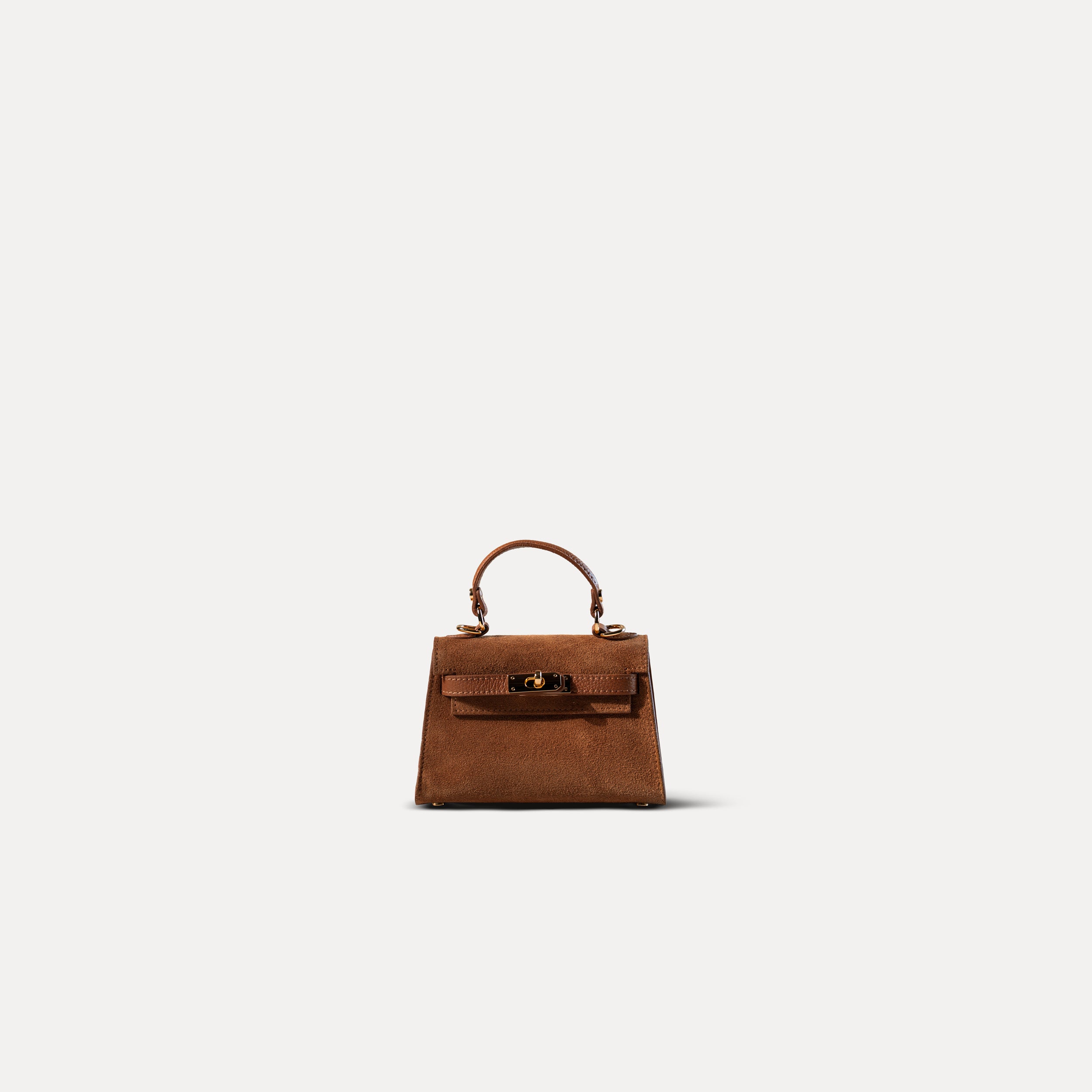 sac à main femme en daim top handle avec fermoir tourniquet et bijouterie doré dans un cuir suédé camel sur fond blanc