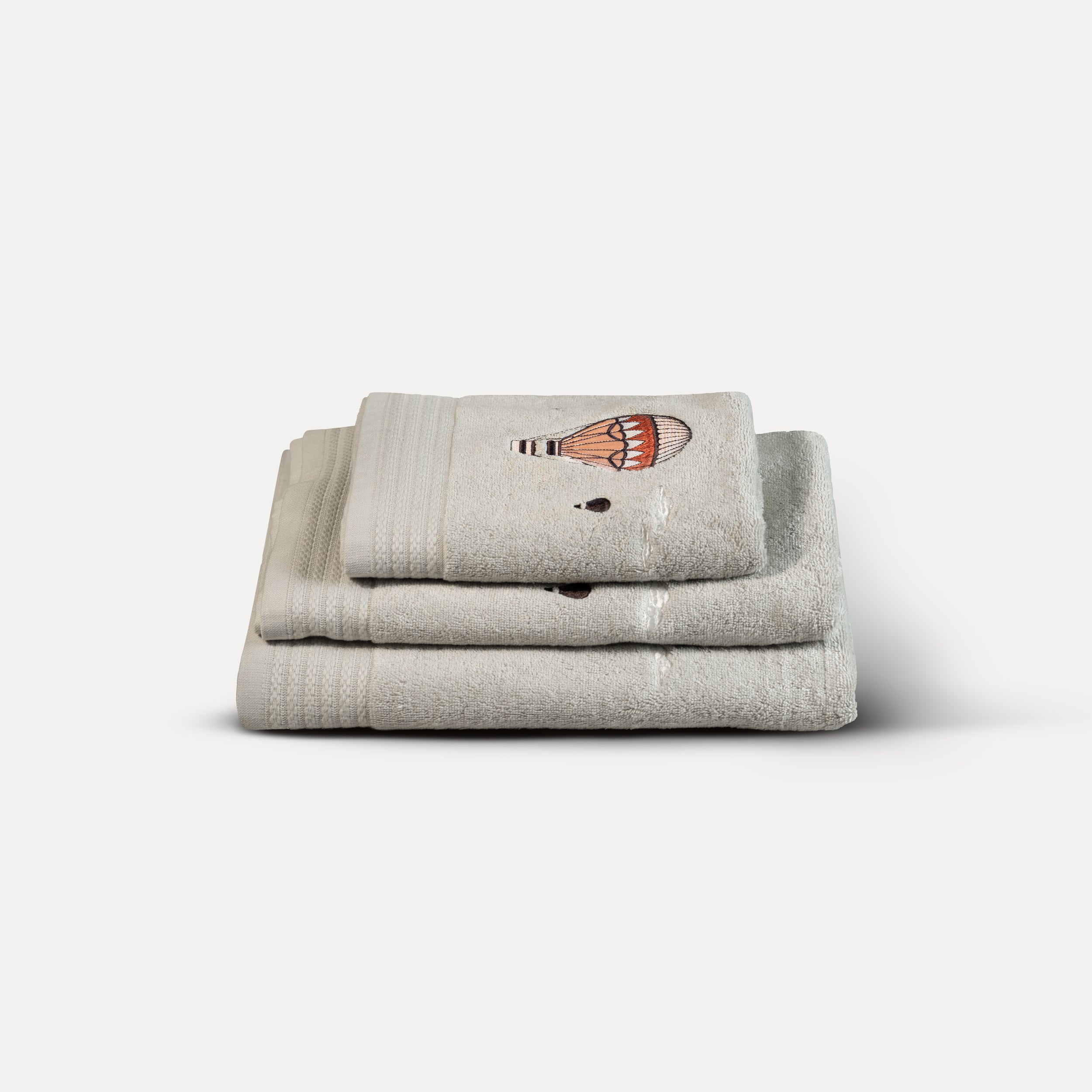 Serviette de bain beige brodée – Traversée des Rêves