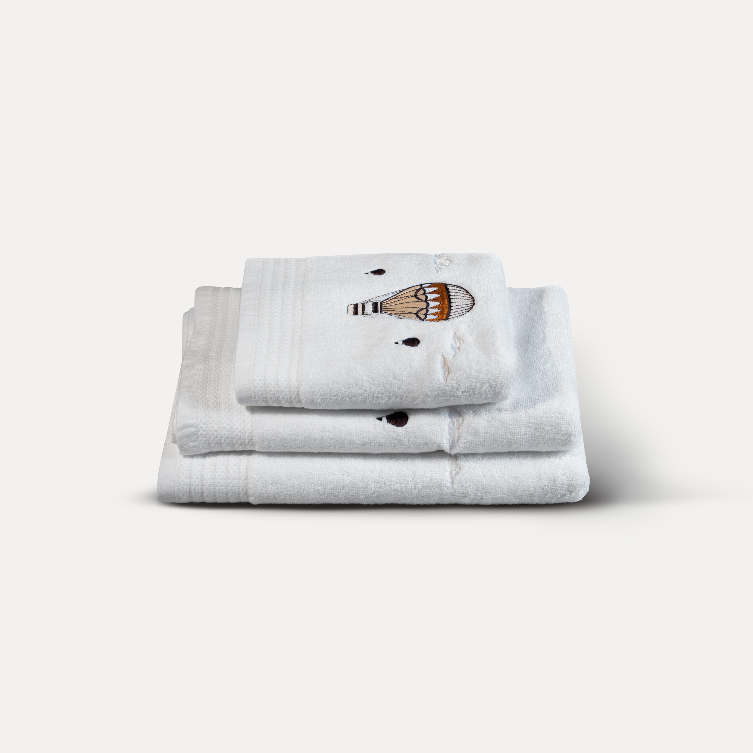 Serviette de bain blanche brodée – Traversée des Rêves